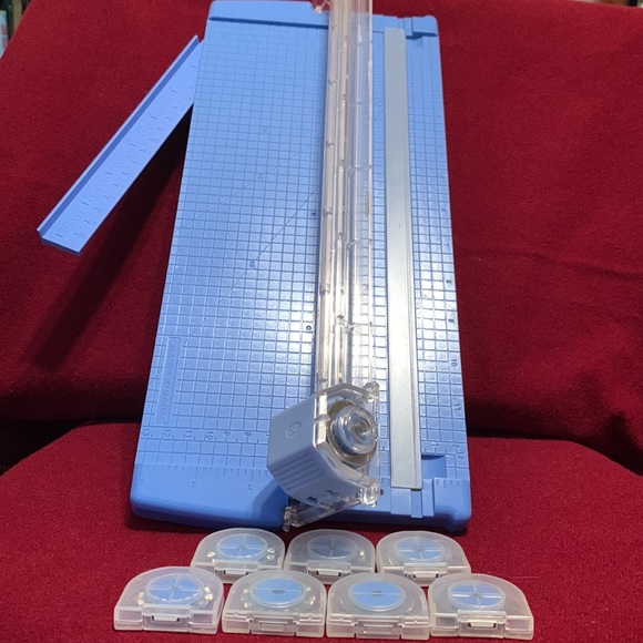 Creative Memories 12” Rotary Trimmer with extra blades - Picture 4 of 5